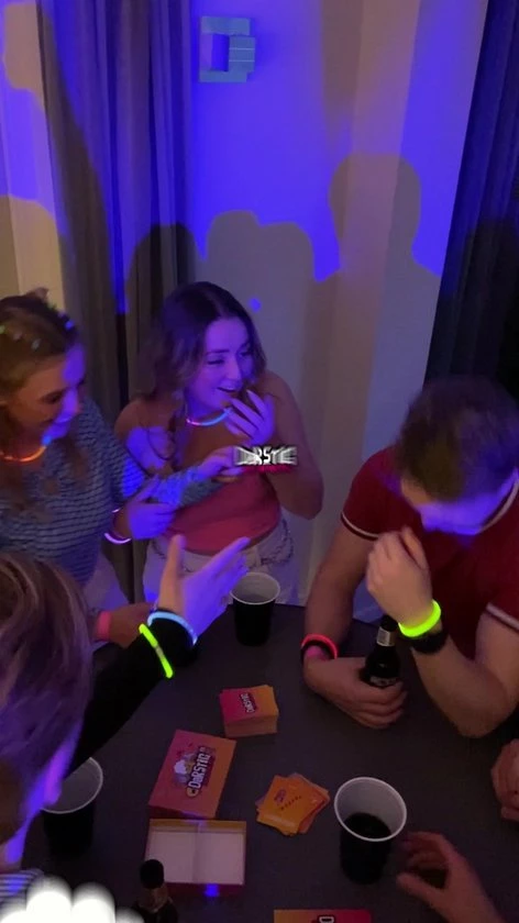 Gouden-Avondje? Combi - Dorstig Het Drankspel + Gouden Kaartspel (waterbestendig) - Gouden-Avondje - Nederlands - 18+ 4 Gouden-Avondje? Combi - Dorstig Het Drankspel + Gouden Kaartspel (waterbestendig) - Gouden-Avondje - Nederlands - 18+ - Afbeelding 2