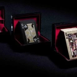 Tychi - 3 Of A Kind Speelkaarten - Goud Zilver Zwart - Kaartspel - Speelkaarten Volwassenen - Pokerkaarten - Kaarten - Waterdicht – Houder 25 Tychi - 3 Of A Kind Speelkaarten - Goud Zilver Zwart - Kaartspel - Speelkaarten Volwassenen - Pokerkaarten - Kaarten - Waterdicht – Houder -Goedkope kaartspellen winkel 550x300 3