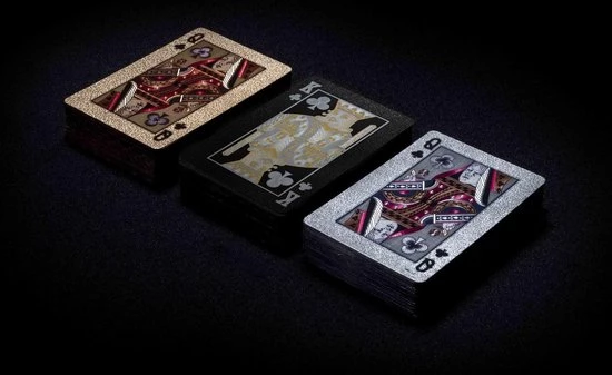 Tychi - 3 Of A Kind Speelkaarten - Goud Zilver Zwart - Kaartspel - Speelkaarten Volwassenen - Pokerkaarten - Kaarten - Waterdicht – Houder 13 Tychi - 3 Of A Kind Speelkaarten - Goud Zilver Zwart - Kaartspel - Speelkaarten Volwassenen - Pokerkaarten - Kaarten - Waterdicht – Houder - Afbeelding 11