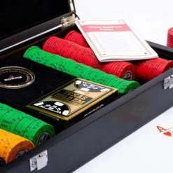 Luxe Pokerset 300 Chips (14 Gram) Plastic Pokerkaarten Houten Koffer Copag - Cartamundi 17 Luxe Pokerset 300 Chips (14 Gram) Plastic Pokerkaarten Houten Koffer Copag - Cartamundi -Goedkope kaartspellen winkel 550x367 10