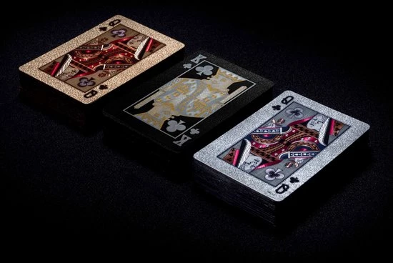 Tychi - 3 Of A Kind Speelkaarten - Goud Zilver Zwart - Kaartspel - Speelkaarten Volwassenen - Pokerkaarten - Kaarten - Waterdicht – Houder 9 Tychi - 3 Of A Kind Speelkaarten - Goud Zilver Zwart - Kaartspel - Speelkaarten Volwassenen - Pokerkaarten - Kaarten - Waterdicht – Houder - Afbeelding 7