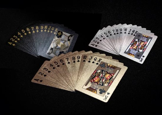 Tychi - 3 Of A Kind Speelkaarten - Goud Zilver Zwart - Kaartspel - Speelkaarten Volwassenen - Pokerkaarten - Kaarten - Waterdicht – Houder 11 Tychi - 3 Of A Kind Speelkaarten - Goud Zilver Zwart - Kaartspel - Speelkaarten Volwassenen - Pokerkaarten - Kaarten - Waterdicht – Houder - Afbeelding 9