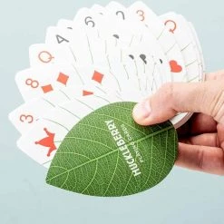 Kikkerland Huckleberry Leaf Cards - Speelkaarten In De Vorm Van Een Blad - In En Handig Meeneem Blikje - Kinderspeelgoed -Goedkope kaartspellen winkel 550x484 2