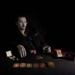 Tychi - 3 Of A Kind Speelkaarten - Goud Zilver Zwart - Kaartspel - Speelkaarten Volwassenen - Pokerkaarten - Kaarten - Waterdicht – Houder 21 Tychi - 3 Of A Kind Speelkaarten - Goud Zilver Zwart - Kaartspel - Speelkaarten Volwassenen - Pokerkaarten - Kaarten - Waterdicht – Houder -Goedkope kaartspellen winkel 550x510 6