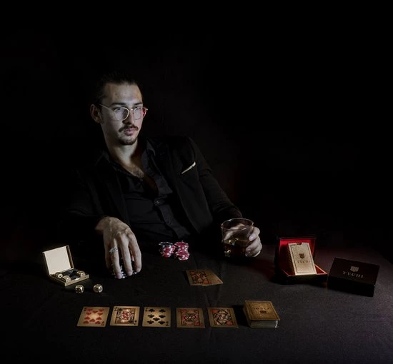 Tychi - 3 Of A Kind Speelkaarten - Goud Zilver Zwart - Kaartspel - Speelkaarten Volwassenen - Pokerkaarten - Kaarten - Waterdicht – Houder 10 Tychi - 3 Of A Kind Speelkaarten - Goud Zilver Zwart - Kaartspel - Speelkaarten Volwassenen - Pokerkaarten - Kaarten - Waterdicht – Houder - Afbeelding 8