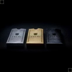 Tychi - 3 Of A Kind Speelkaarten - Goud Zilver Zwart - Kaartspel - Speelkaarten Volwassenen - Pokerkaarten - Kaarten - Waterdicht – Houder 17 Tychi - 3 Of A Kind Speelkaarten - Goud Zilver Zwart - Kaartspel - Speelkaarten Volwassenen - Pokerkaarten - Kaarten - Waterdicht – Houder -Goedkope kaartspellen winkel 550x550 161